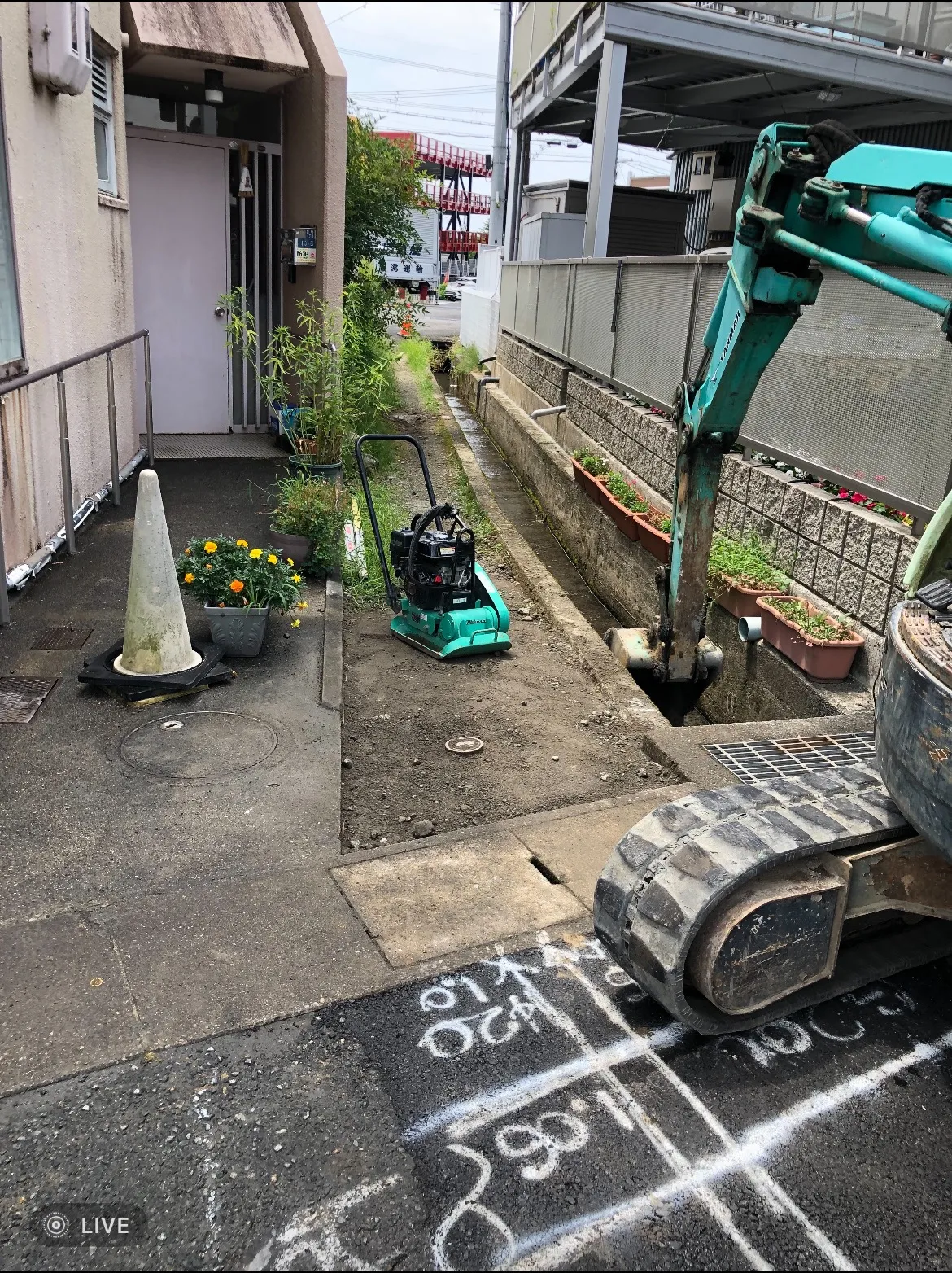 滋賀県大津市雄琴1丁目にて水道工事に伴う交通誘導スタッフをは柵