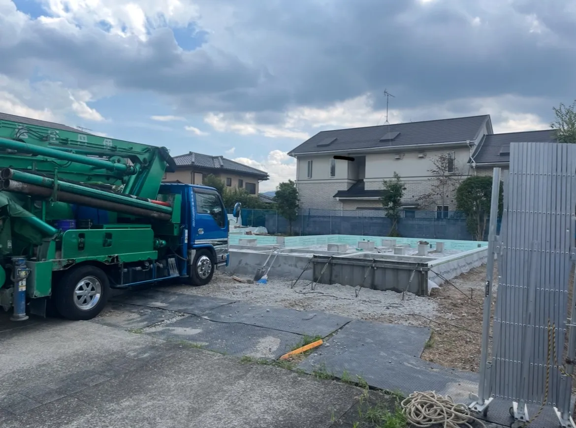 京都府京都市左京区岩倉三笠町の建築現場にて生コン打設作業に伴う交通誘導スタッフを募集しています