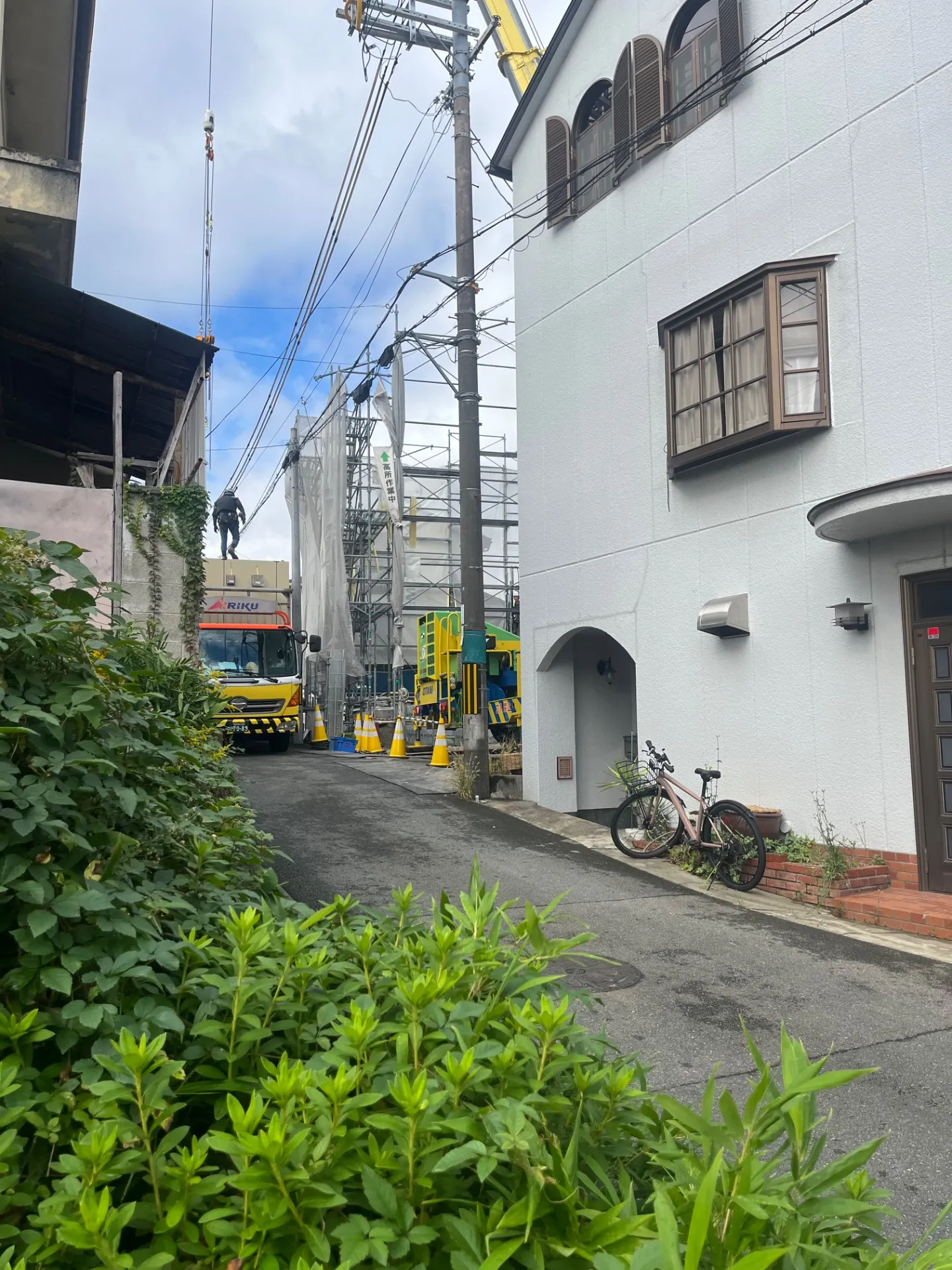 京都府長岡京市天神3丁目にて棟上げ作業に伴う交通誘導スタッフを募集しています
