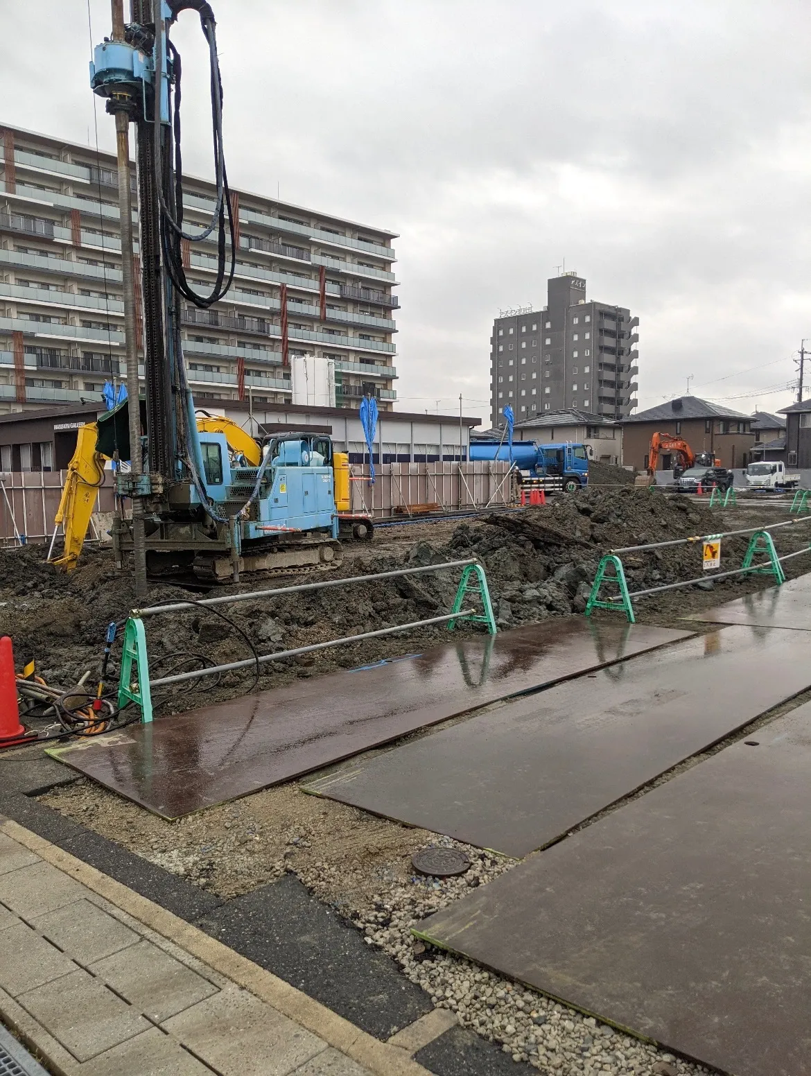 滋賀県東近江市林町にてマンション建設工事作業に伴う交通誘導スタッフを募集しています