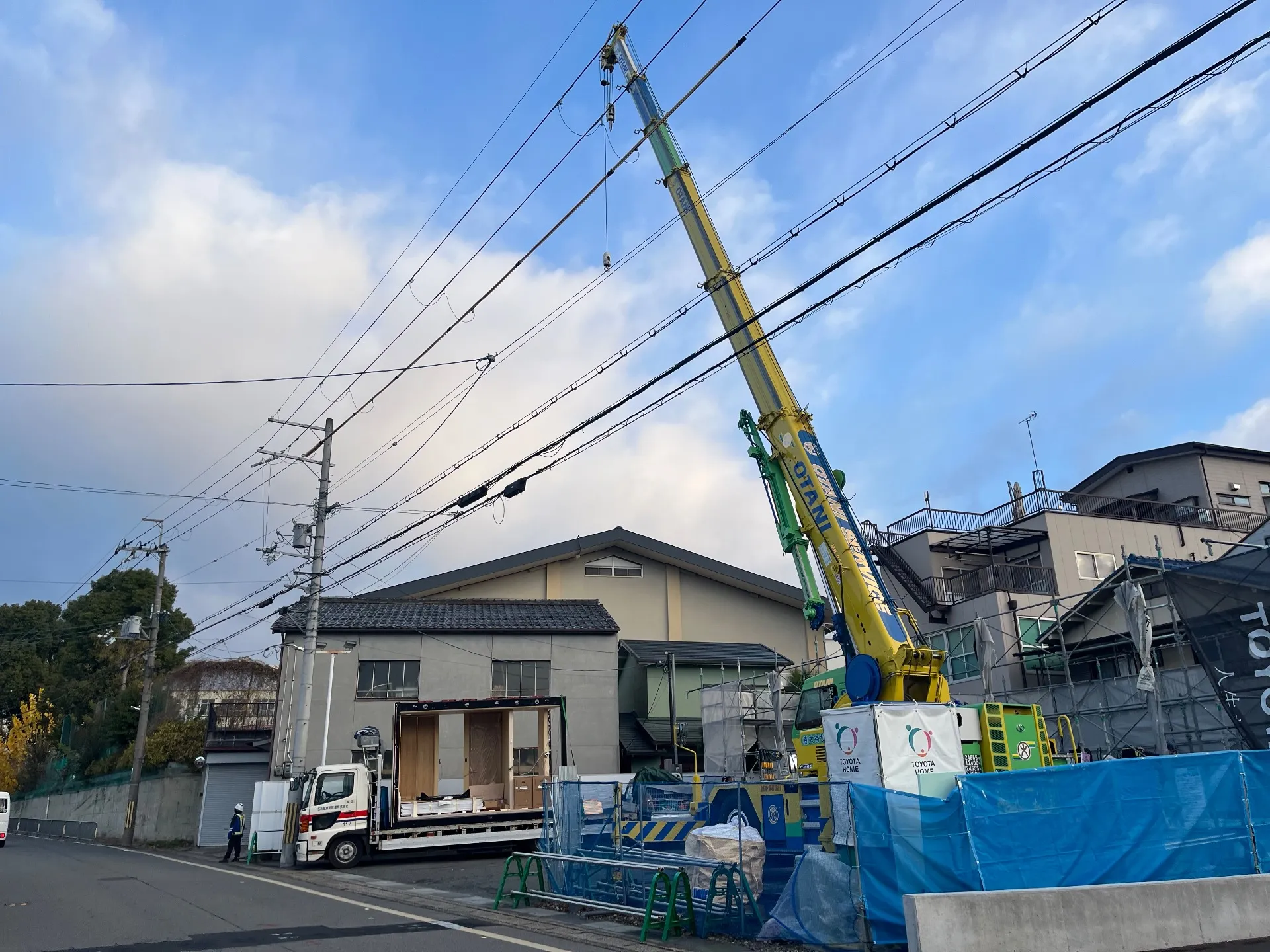 京都府京都市山科区勧修寺東栗栖野町の住宅建築現場にて住宅ユニット据え付け作業に伴う交通誘導スタッフを募集しています