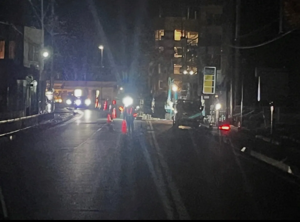 滋賀県大津市鏡が浜にて夜間のガス工事作業に伴う交通誘導を一緒に頑張ってくれるスタッフを募集しています