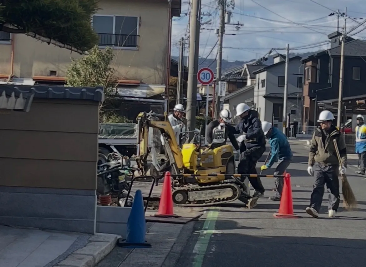 滋賀県大津市下阪本4丁目にて水道取り出し工事に伴う交通誘導スタッフを募集しています