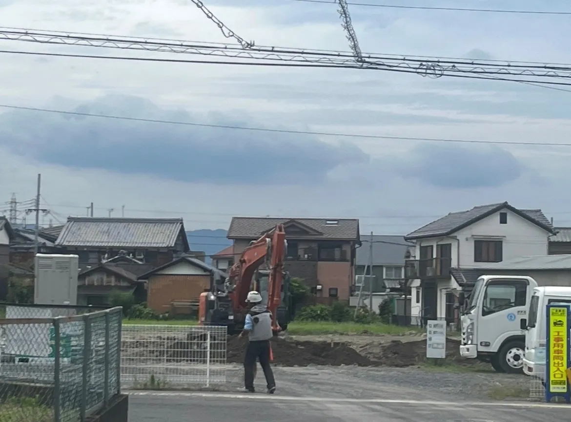 滋賀県栗東市坊袋の造成予定地にて搬入出車両に伴う交通誘導スタッフを募集しています